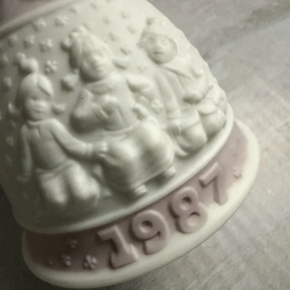 Vintage 1987 LLADRO 5458 Christmas Bell Ornament Campanita Navidad Bisque Pink‎